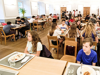 Sprachschüler beim Mittagessen in der Mensa der Englisch Sprachschule Engelberg