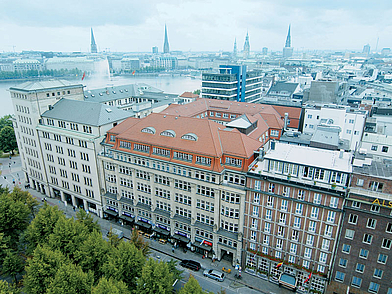 Blick auf das Stadtzentrum von Hamburg mit Alster und Kirchtürmen in der Nähe der Sprachschule