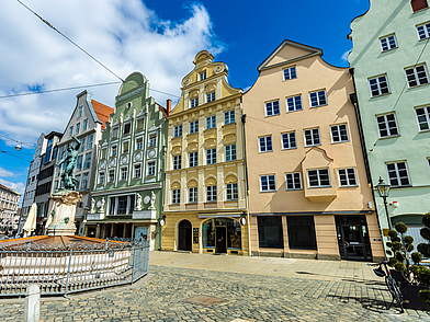 Die bunte historische Fassaden im Zentrum von Augsburg ist beliebter Treffpunkt für Schüler auf Deutsch Sprachreise.