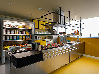 Helle Gemeinschaftsküche der Residenz in Salamanca mit Essbereich für Teilnehmer einer Spanisch Sprachreise in Spanien.