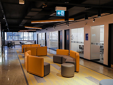 Moderne Lernumgebung der Sprachschule in Montréal mit mehreren Klassenräumen, ideal für deine Sprachreise und effektiven Französisch Sprachkurs