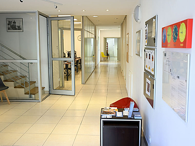 Corridoio della scuola di lingua francese di Nizza con aule e area informativa.