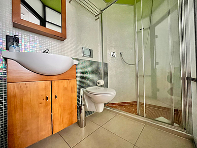 Badezimmer mit Dusche