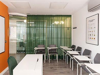 Luminosa aula della scuola di lingua Expanish con tavoli e sedie moderne.