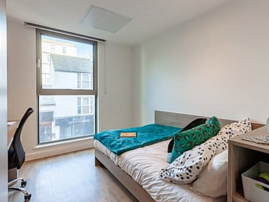 Chambre avec bureau, armoire et espaces de rangement pour ton voyage linguistique d’anglais