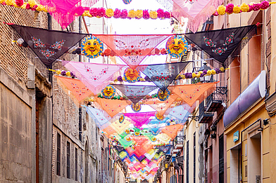 I panni colorati decorano una strada di Madrid e mostrano la vivacità della Spagna.