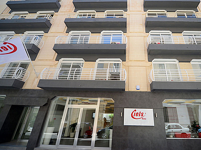 Gebäude der Sprachschule IELS Malta mit Balkonen und Eingang in Sliema