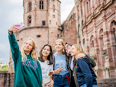 Schülergruppe beim Ausflug ins Schloss Heidelberg bei einer Sprachreise