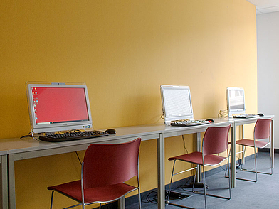 Computerarbeitsplätze für Sprachschüler im Selbstlernzentrum der Sprachschule Frankfurt