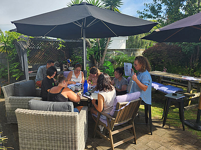 Englischunterricht im Garten der Sprachschule Mount Maunganui – Lernen in entspannter Atmosphäre unter Palmen