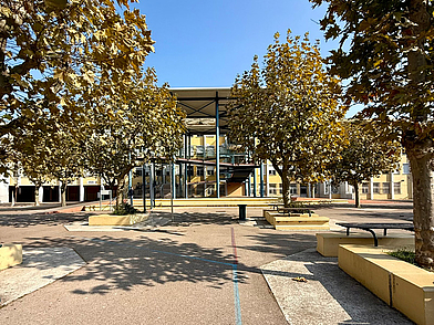 Pausenhof des Campus Parc Imperial in Nizza für Schüler Sprachreisen mit Bäumen und Sitzplätzen