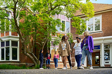 Internationale Gruppe vor der Sprachschule in Canterbury, perfekt um neue Kontakte während deiner Sprachreise zu knüpfen