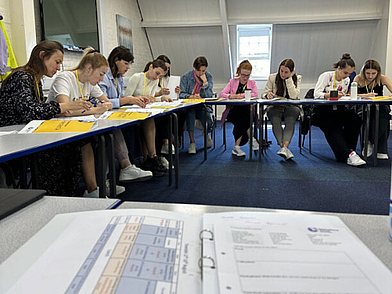 Gli studenti della scuola di lingue di Newcastle si concentrano sugli esercizi scritti durante le lezioni