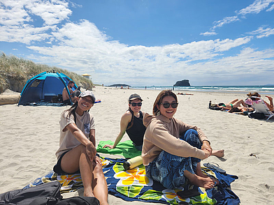 Sprachschülerinnen entspannen am Strand von Mount Maunganui – Sprachreise Neuseeland mit Sonne, Meer und Englischkurs