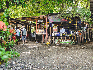 Lokaler Obst- und Smoothiestand in Sámara, Costa Rica, besucht von Sprachschülern während ihrer Spanisch Sprachreise.