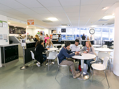 Helle Cafeteria der Sprachschule in Cambridge, ideal für Pausen und Gespräche während deiner Englisch Sprachreise