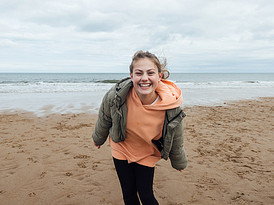 Lachende Schülerin am englischen Strand – Freizeitmoment während einer Englisch Schüler Sprachreise im Haus des Lehrers.