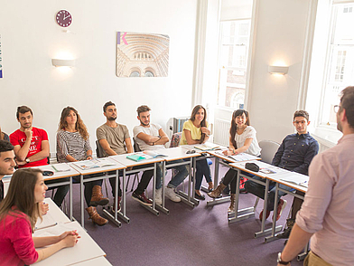 Participants internationaux au cours collectif de l'école de langue Kaplan à Londres