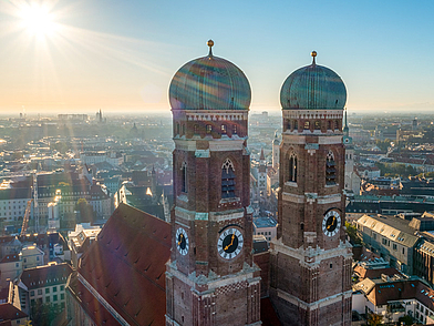 L'alba sulle torri della Frauenkirche di Monaco - un motivo iconico della città per un indimenticabile viaggio di lingua tedesca a Monaco per gli studenti