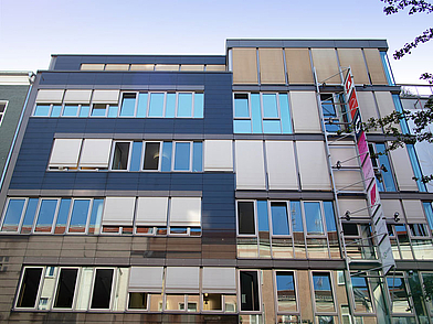 Außenansicht eines modernen Gebäudes der Sprachschule in Berlin-Mitte