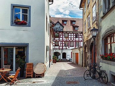 Il centro storico di Costanza, con le sue case a graticcio e i suoi caffè accoglienti, è una cornice suggestiva per i corsi di tedesco per adulti.