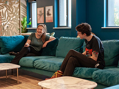 Les étudiants de la résidence de Bournemouth se détendent dans le salon moderne