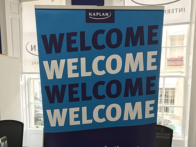 Herzlich willkommen in Bath – Willkommen-Banner im Eingangsbereich der Kaplan Sprachschule.