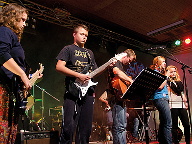 Schülerband auf der Bühne beim Musikabend im Humboldt-Institut Bad Schussenried
