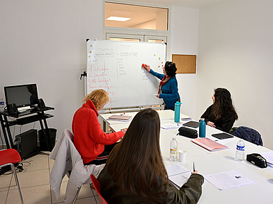 Lezioni di francese con insegnante alla lavagna nell'aula della scuola di lingue Les Ateliers FL di Nizza.