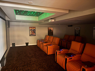 Salle de cinéma et multimédia au Liverpool Studio, équipée de fauteuils confortables