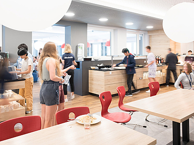 Schüler beim Mittagessen in der Mensa des Humboldt-Instituts Lindenberg