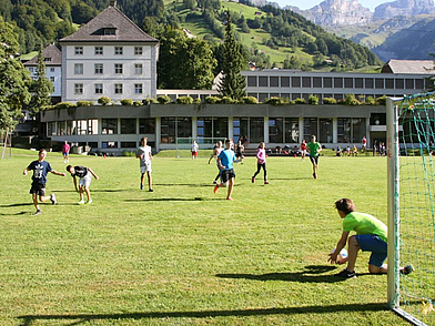 Sprachschüler der Englisch Sprachschule Engelberg beim Fussballspielen