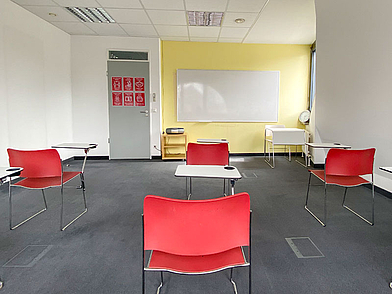 Klassenzimmer der Sprachschule in Frankfurt mit Whiteboard und Einzeltischen