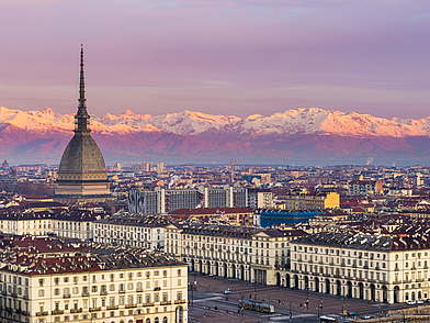 Panorama von Turin mit der Mole Antonelliana und den Alpen im Hintergrund – unvergessliche Aussicht während einer Sprachreise Turin.