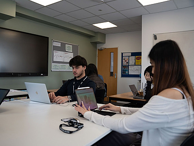 Schülerinnen und Schüler arbeiten mit Laptops während des Unterrichts bei St. Giles in Oxford.
