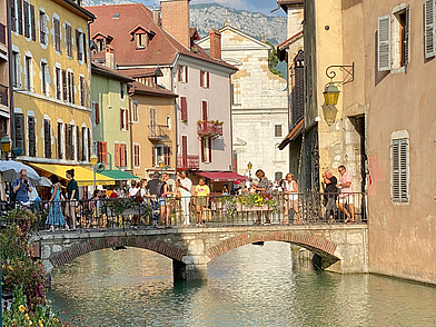 Brücke über den Kanal in Annecy mit bunten Häusern – Sprachreise nach Frankreich mit Flair der Altstadt