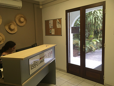 Freundlicher Empfangsbereich der Sprachschule DP Langues auf La Réunion, wo Sprachreisende für ihren Französischkurs begrüßt werden.