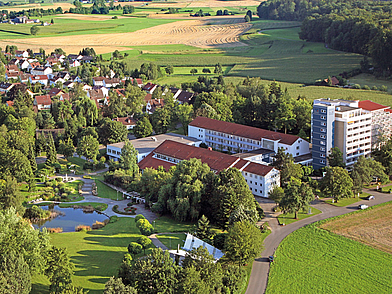 Sprachschule Humboldt-Institut Bad Schussenried mit Campus und Parklandschaft aus der Vogelperspektive