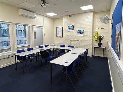 Aula luminosa della scuola di inglese IH Newcastle