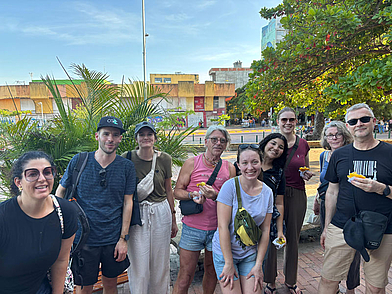 Groupe d'étudiants lors d'une excursion à Carthagène, combinant séjour linguistique et activités de loisirs communes dans la ville côtière.