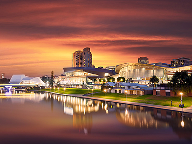 Abendstimmung über dem River Torrens in Adelaide mit modernem Stadtpanorama – beliebtes Ausflugsziel bei einer Sprachreise nach Australien.