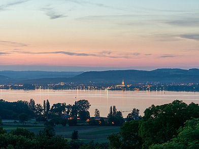 Abendliche Aussicht über den Bodensee bei Radolfzell – stimmungsvolle Umgebung für Schülersprachreisen und Deutsch lernen in der Natur.