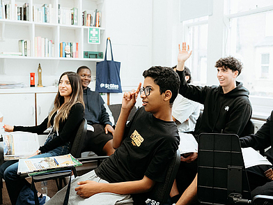 Schüler im Klassenzimmer der Sprachschule St Giles Cambridge während des Unterrichts