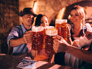 Geselligkeit mit Maßkrügen als kulturelles Erlebnis während einer Deutsch-Sprachreise nach Deutschland