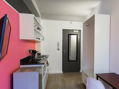 Einzelzimmer mit Küchenzeile, Arbeitsplatz und Stauraum im City Centre von Kapstadt