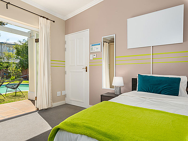 Chambre confortable avec accès direct au jardin et à la piscine