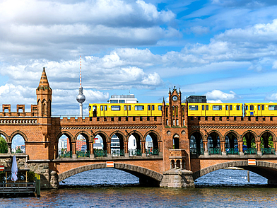 Berliner U-Bahn fährt über die Oberbaumbrücke in Berlin-Mitte – zentrale Lage für Deutschkurse und Sprachreisen für Erwachsene.