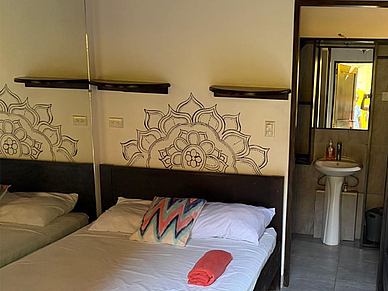 Doppelzimmer in der Studentenresidenz in Sámara mit zwei Einzelbetten und eigenem Bad.