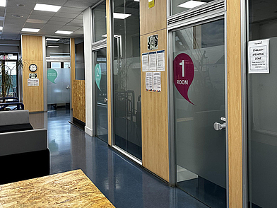 Flur der Sprachschule Lacunza in San Sebastián mit beschrifteten Klassenräumen, die für Spanisch-Sprachkurse genutzt werden.