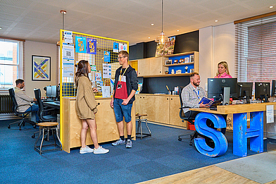 Moderner Empfangsbereich der Sprachschule mit persönlicher Beratung für deinen Englisch Sprachkurs